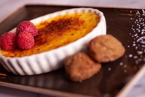 Crème brûlée with raspberries